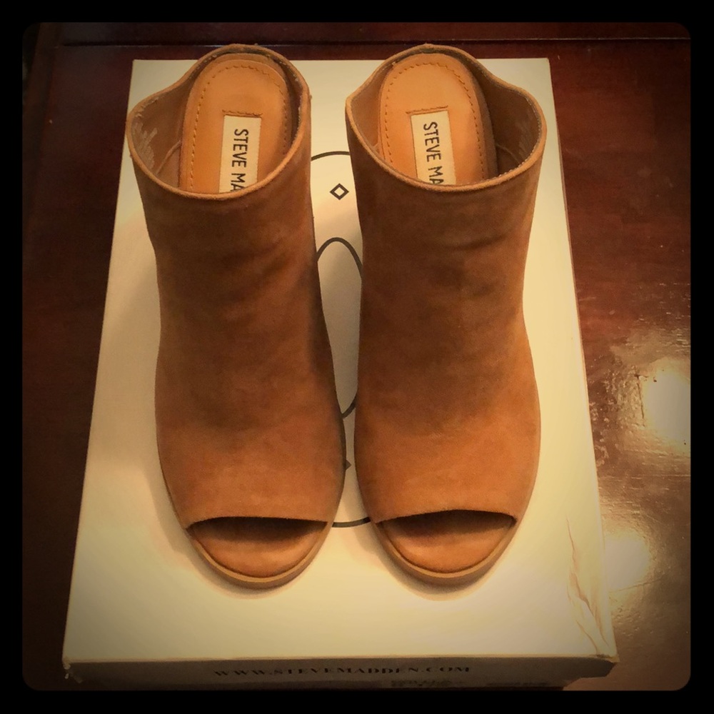 Steve Madden peep toe mules in tan